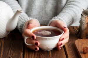 Beber 4 tazas de té diarias podría ayuda a reducir el riesgo de diabetes tipo 2, según una revisión de estudios.