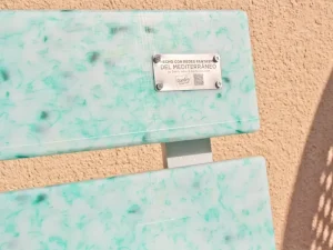 Mobiliario urbano hecho con redes de pesca recicladas se dona a centros sociales y hospitales.