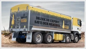 Crean una máquina que convierte botellas de cerveza en arena para proteger las playas.